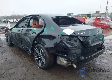 2022 Mercedes-Benz C 300 4Matic z USA, uszkodzony, nr VIN W1KAF4HB4NR010412